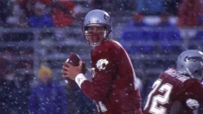 Drew Bledsoe takes aim in WSU's 1992 Apple Cup win.