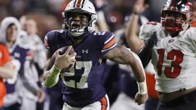 Auburn Tigers running back Jarquez Hunter (27) carries for a touchdown during the fourth quarter against the Western Kentucky Hilltoppers at Jordan-Hare Stadium.
