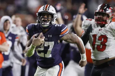 Auburn Tigers running back Jarquez Hunter (27) carries for a touchdown during the fourth quarter against the Western Kentucky Hilltoppers at Jordan-Hare Stadium.