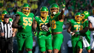 Oregon Ducks tight end Kenyon Sadiq celebrates a play as the Oregon Ducks host the Idaho Vandals Saturday