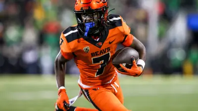 Oregon State Beavers wide receiver Silas Bolden catches a pass to score a touchdown during the first half of the annual rivalry game against the Oregon Ducks on Friday