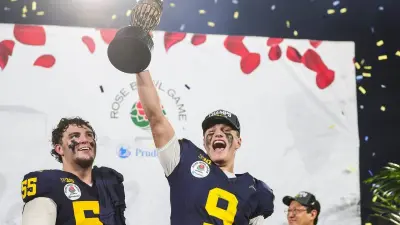 Michigan quarterback J.J. McCarthy (9) lifts the Rose Bowl trophy to celebrate a 27-20 win over Alabama at the 2024 Rose Bowl in Pasadena